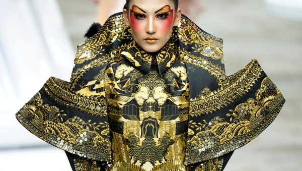 Модель на показе мейкап-шоу в рамках Китайской недели моды в Пекине - Sputnik Молдова