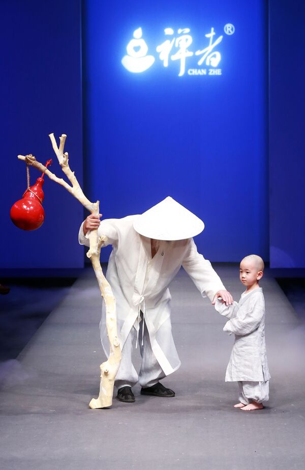 Модели на показе дизайнера Chan Zhe в рамках Китайской недели моды в Пекине - Sputnik Молдова