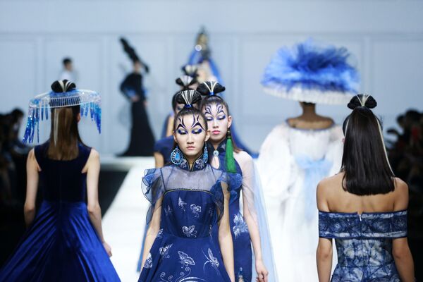 Модели в творениях Cheng Hao на Китайской неделе моды в Пекине - Sputnik Молдова