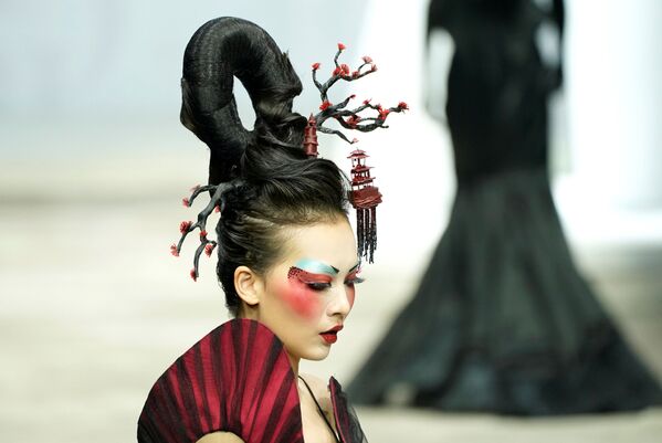 Модель на показе мейкап-шоу в рамках Китайской недели моды в Пекине - Sputnik Молдова