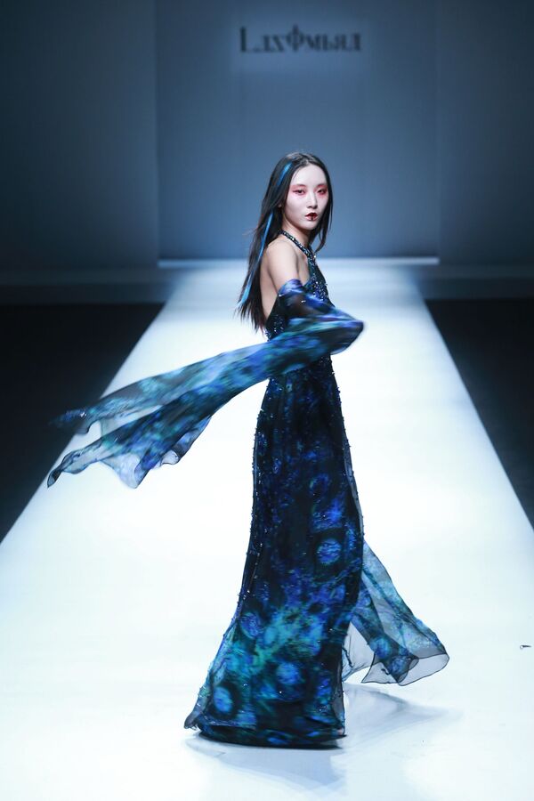 Модель демонстрирует коллекцию дизайнера Demon Du во время Недели моды в Пекине, Китай - Sputnik Молдова