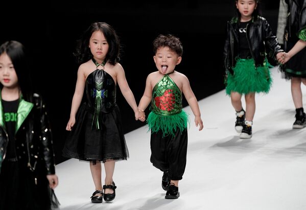 Модели представляют коллекцию дизайнера Sun Haitao на Неделе моды в Пекине, Китай - Sputnik Молдова