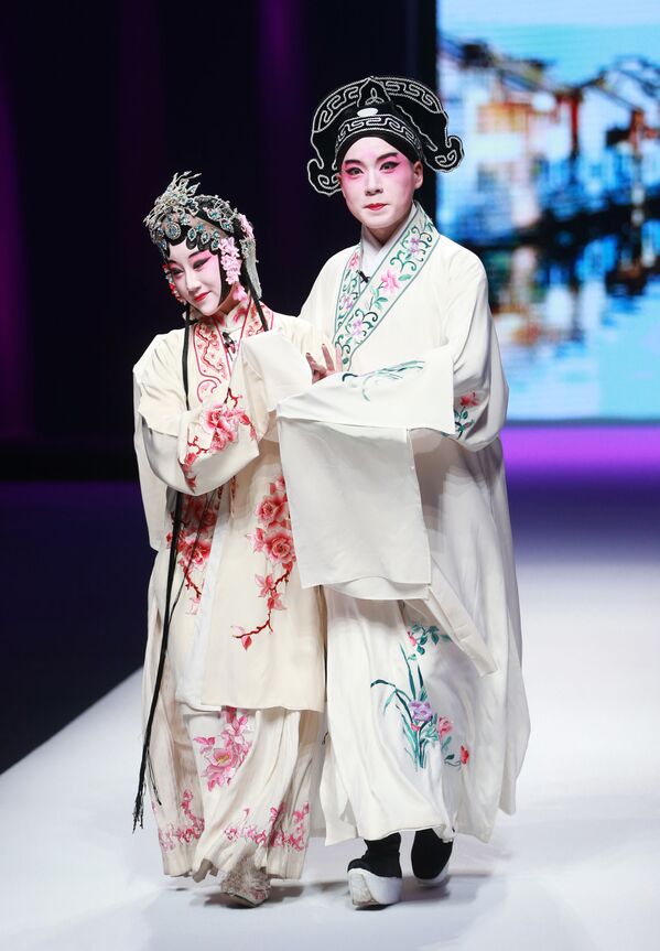 Актеры исполняют китайскую оперу во время показа коллекции Visaya of the South на Неделе моды в Пекине, Китай - Sputnik Молдова