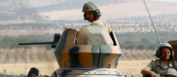 Turkish soldiers on an armoured personnel carrier escort a military convoy on a main road in Karkamis on the Turkish-Syrian border in the southeastern Gaziantep province, Turkey, August 26, 2016. Turkish soldiers on an armoured personnel carrier escort a military convoy on a main road in Karkamis on the Turkish-Syrian border in the southeastern Gaziantep province, Turkey, August 26, 2016. - Sputnik Moldova-România