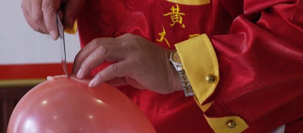 СПУТНИК_Китайский шеф-повар разделывает мясо на воздушном шарике с завязанными глазами - Sputnik Молдова