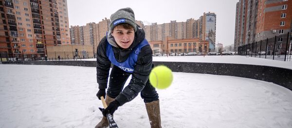 Турнир по хоккею в валенках Русская зима в Ленинградской области - Sputnik Молдова