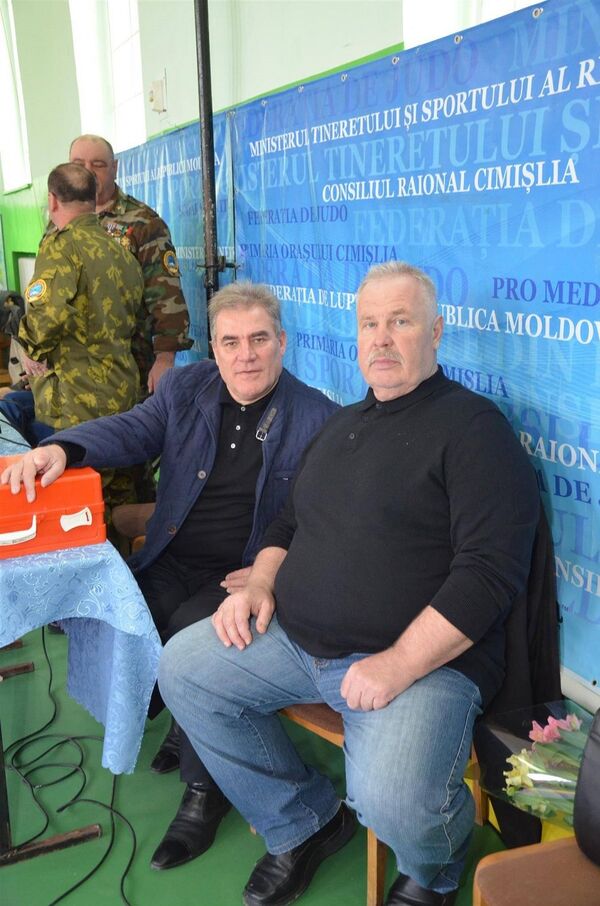 Председатель СВВА РМ Михаил Мокан и десятикратный чемпион СССР и двукратный чемпион Европы по дзюдо Валерий Корлотяну - Sputnik Молдова