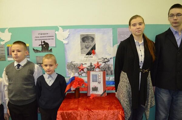 Учащиеся школы поселка Амдерма у импровизированного мемориала Ивану Пушкашу - Sputnik Молдова