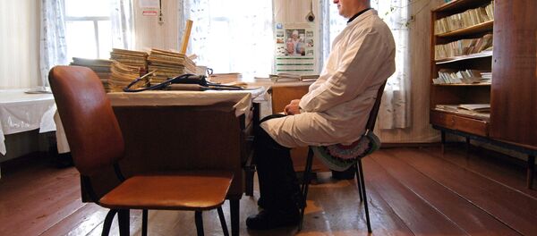 Работа врача Владимира Симанова в селе Красные Станки Новгородской области. - Sputnik Moldova-România