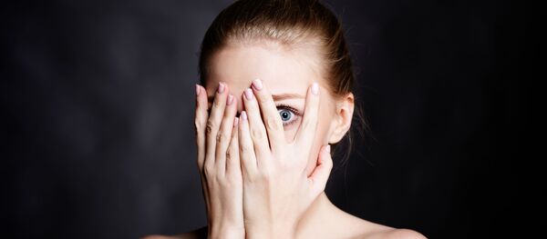 Девушка закрывает лицо руками - Sputnik Молдова