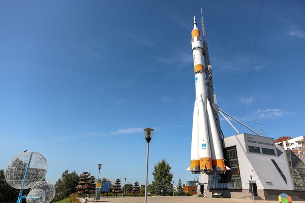 Макет ракеты-носителя Союз – установлен на площади Козлова в честь юбилея полета Юрия Гагарина в 2001 году - Sputnik Молдова