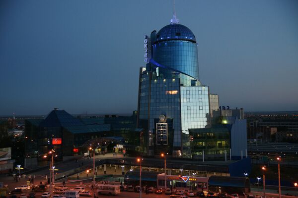 Железнодорожный вокзал – здание построено в 2001 году. Самый высокий вокзал Европы, его высота со шпилем 101 метр - Sputnik Молдова