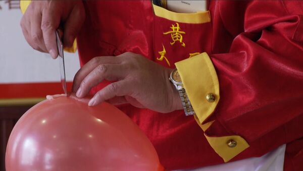 СПУТНИК_Китайский шеф-повар разделывает мясо на воздушном шарике с завязанными глазами - Sputnik Moldova-România
