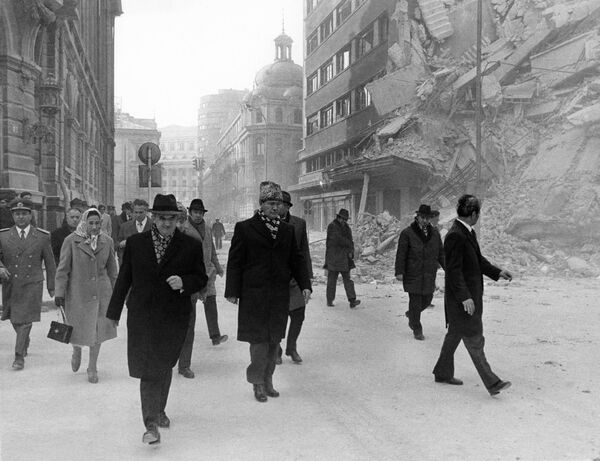 Nicolae Ceaușescu inspectând daunele de pe Bulevardul Gheorghe Magheru din București după cutremurul din 4 martie 1977 Nicolae Ceaușescu inspectând daunele de pe Bulevardul Gheorghe Magheru din București după cutremurul din 4 martie 1977 - Sputnik Moldova