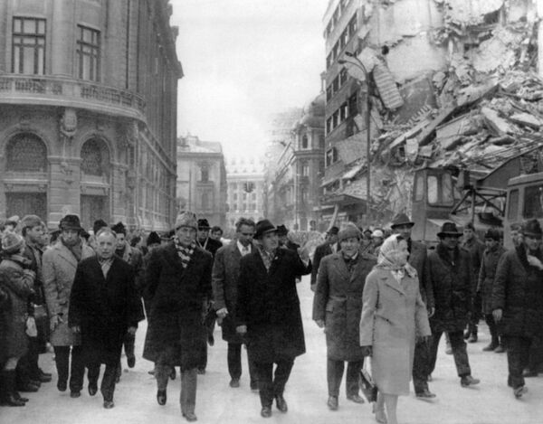 Nicolae Ceaușescu inspectând daunele de pe Bulevardul Gheorghe Magheru din București după cutremurul din 4 martie 1977 Nicolae Ceaușescu inspectând daunele de pe Bulevardul Gheorghe Magheru din București după cutremurul din 4 martie 1977 - Sputnik Moldova