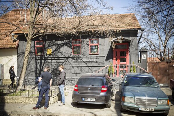 Кишинев, апрель, 2018 год. Дом с красными оконными рамами и дверьми на улице Бернардацци - Sputnik Молдова
