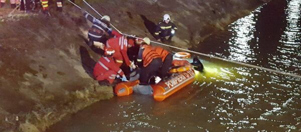 Microbuz căzut în canalul de fugă al râului Bistrița - Sputnik Moldova-România