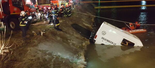 Microbuz căzut în canalul de fugă al râului Bistrița - Sputnik Moldova