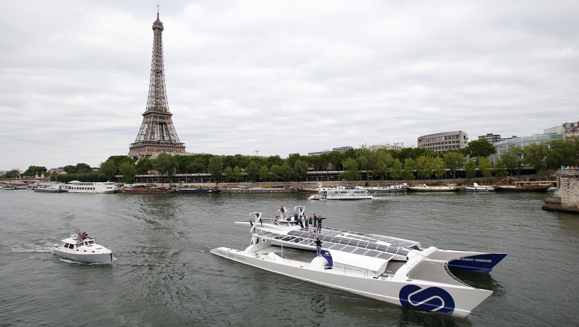 Energy Observer, the first self-sustainable eco-friendly boat, travels on the Seine river next to the Eiffel tower as it leaves for a world tour, in Paris, France July 15, 2017 - Sputnik Moldova, 1920, 10.05.2021