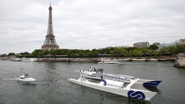 Energy Observer, the first self-sustainable eco-friendly boat, travels on the Seine river next to the Eiffel tower as it leaves for a world tour, in Paris, France July 15, 2017 - Sputnik Moldova