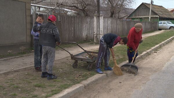 В Чистый четверг в молдавских селах во всю силу кипит работа - люди убирают даже на проселочных улицах - Sputnik Молдова