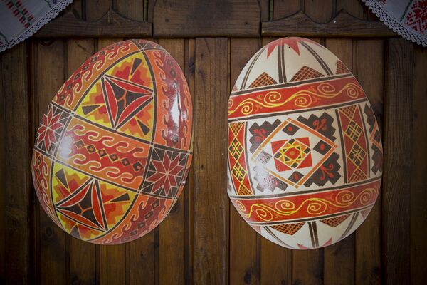 Раскрашивание пасхальных яиц - это целое направление в народном творчестве - Sputnik Молдова
