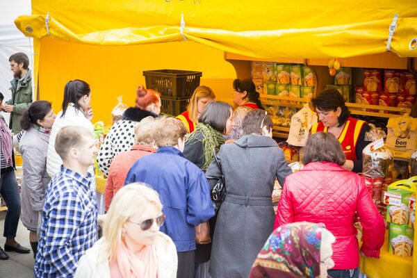 Cumpărători la târgul pascal din centrul Capitalei - Sputnik Moldova