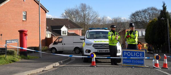 Police officers seal off the road on which Russian Sergei Skripal lives in Salisbury, Britain, March 7, 2018 - Sputnik Moldova-România