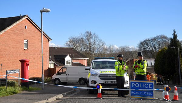 Police officers seal off the road on which Russian Sergei Skripal lives in Salisbury, Britain, March 7, 2018 - Sputnik Moldova-România