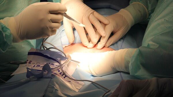 Хирургическая операция в больнице. Архивное фото - Sputnik Молдова