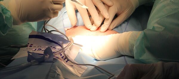 Хирургическая операция в больнице. Архивное фото - Sputnik Молдова