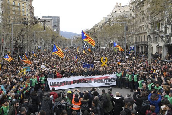 Протестующие с каталонскими флагами напротив штаб-квартиры Еврокомиссии в Барселоне - Sputnik Молдова