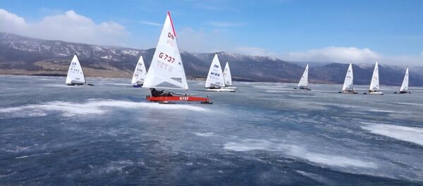 Гонки по льду на парусниках по Байкалу - Sputnik Молдова