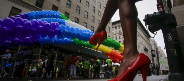 Человек в туфлях на высоких каблуках Человек в туфлях на высоких каблуках - Sputnik Молдова