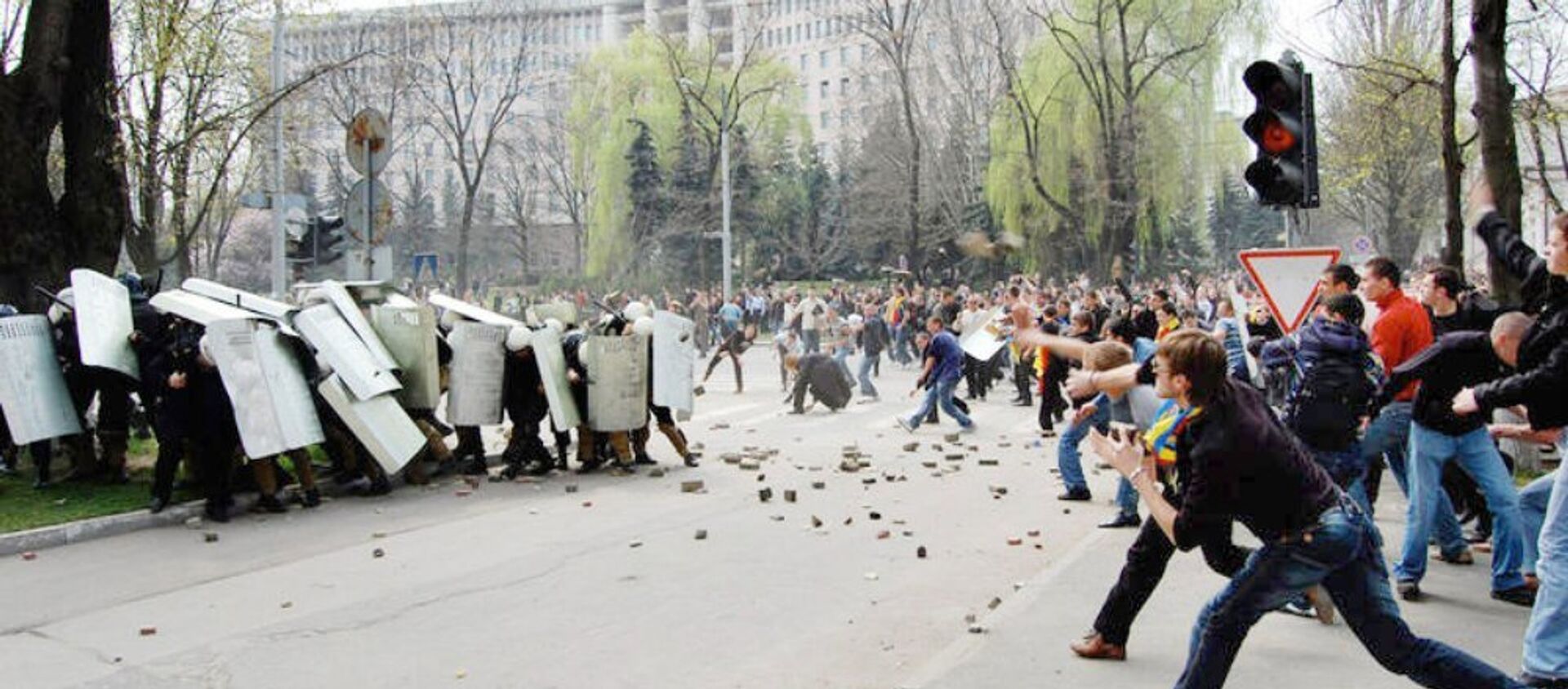 7 апреля 2009 года, толпа закидывает полицейских тротуарной плиткой. - Sputnik Moldova, 1920, 07.04.2021