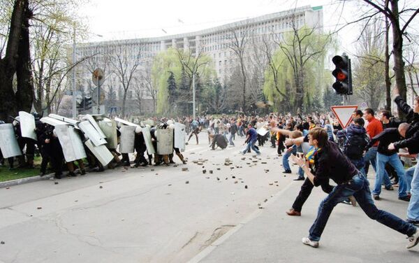 7 апреля 2009 года, толпа закидывает полицейских тротуарной плиткой. - Sputnik Молдова