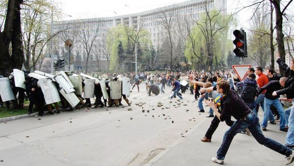 7 апреля 2009 года, толпа закидывает полицейских тротуарной плиткой. - Sputnik Moldova