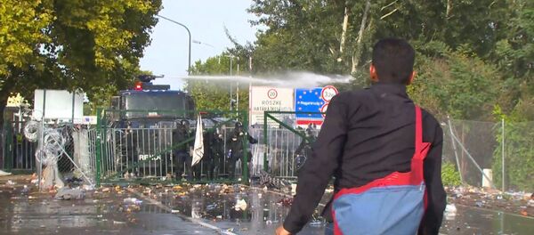 Беспорядки на границе Венгрии: полиция применила водометы против беженцев - Sputnik Молдова