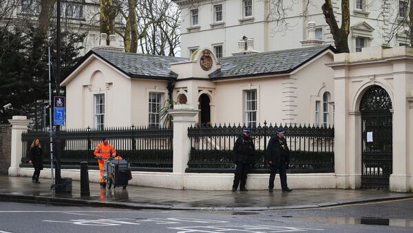 Police officers walk past the consular section of Russia's embassy in London, Britain, March 15, 2018 - Sputnik Moldova-România
