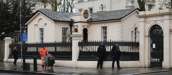 Police officers walk past the consular section of Russia's embassy in London, Britain, March 15, 2018 Police officers walk past the consular section of Russia's embassy in London, Britain, March 15, 2018 - Sputnik Moldova-România
