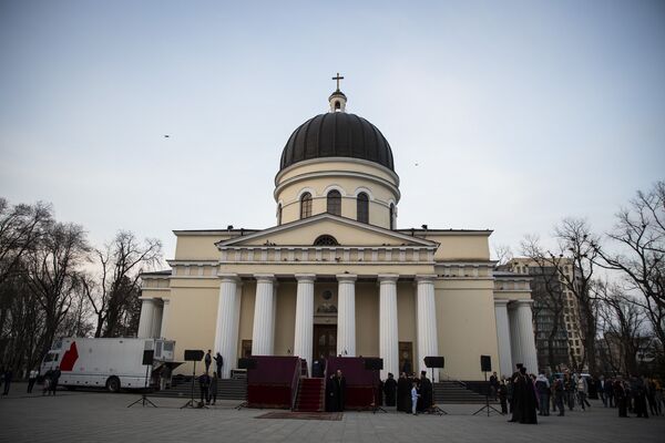 У Кафедрального собора в центре Кишинева еще задолго того, как должны были привезти Благодатный огонь начали собираться верующие - Sputnik Молдова