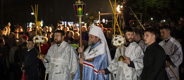 Благодатный огонь доставили в Молдову из Иерусалима - Sputnik Молдова