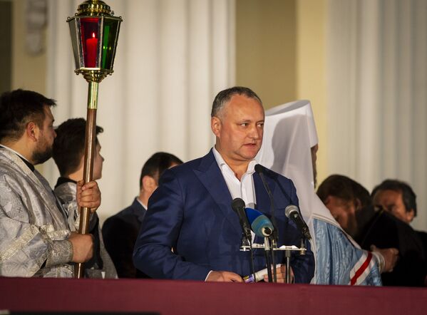 На праздничной церемонии присутствовал президент Молдовы Игорь Додон, который обратился к верующим с поздравлением - Sputnik Молдова