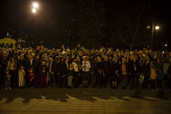 Сотни верующих в ожидании Святыни - Sputnik Молдова