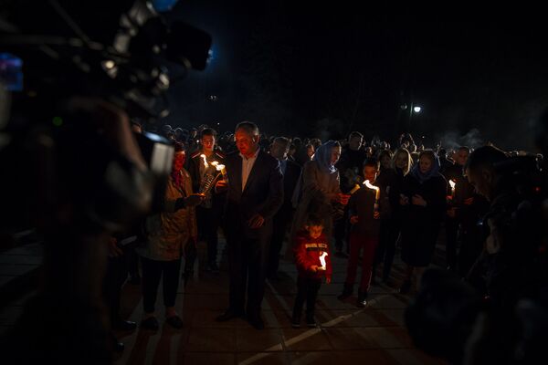 Президент Молдовы Игорь Додон передает Благодатный Огонь верующим - Sputnik Молдова