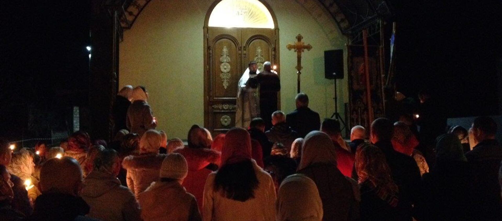 Noaptea Învierii. Preotul salută creştinii cu Hristos a Înviat - Sputnik Moldova, 1920, 03.06.2019