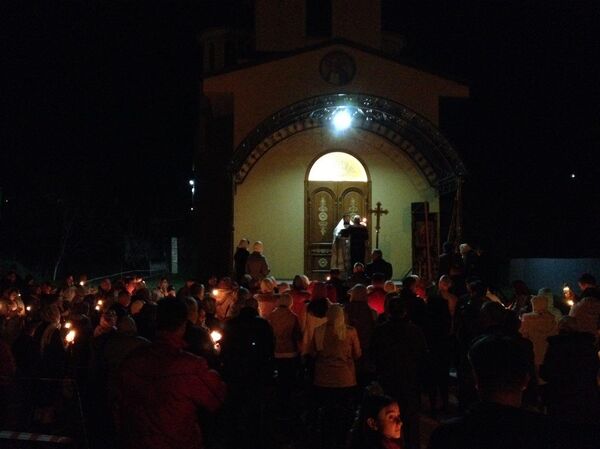 Noaptea Învierii. Preotul salută creştinii cu Hristos a Înviat - Sputnik Moldova-România