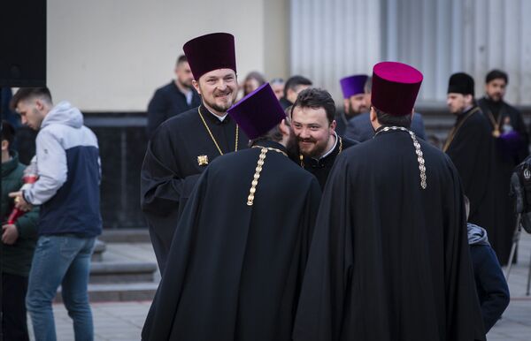 Preoţi, felicitându-se cu prilejul Sfintelor sărbători pascale - Sputnik Moldova-România