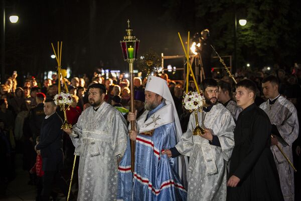 Mitropolitul Chişinăului şi al Întregii Moldove aduce Lumina Sfântă - Sputnik Moldova-România