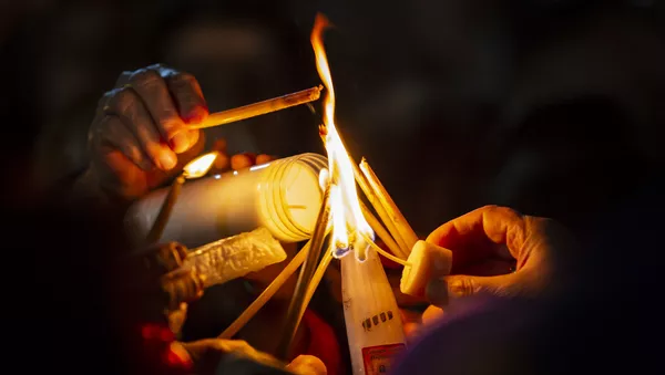 Lumina Sfântă de la Ierusalim a ajuns în Moldova - Sputnik Moldova